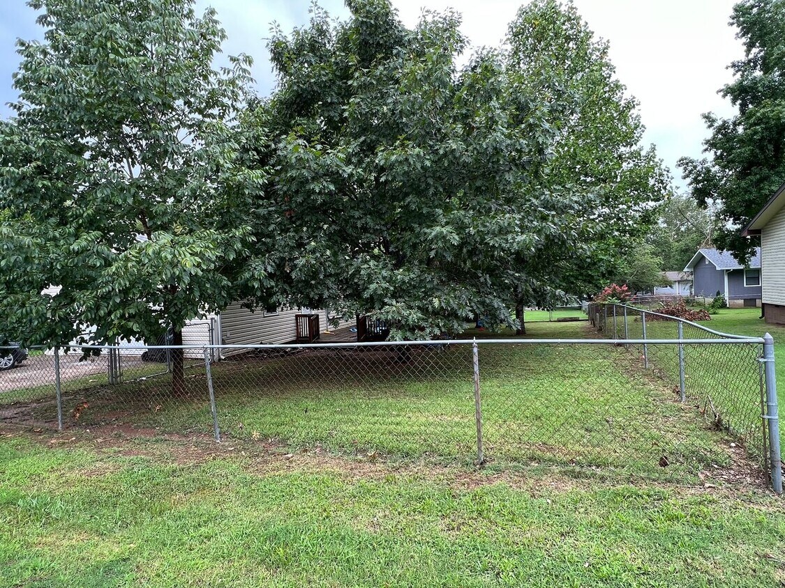 Foto del edificio - Coming soon 2BR House with fenced in yard