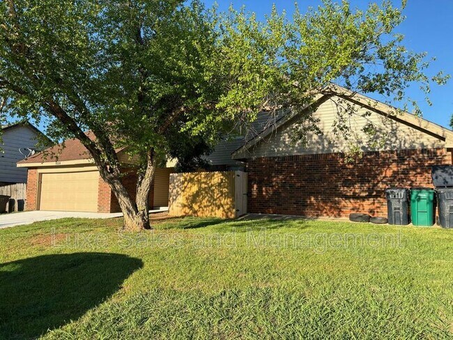Building Photo - 9006 N Rockwell Dr