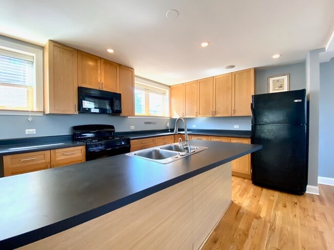 Building Photo - 2736 W Evergreen Avenue C