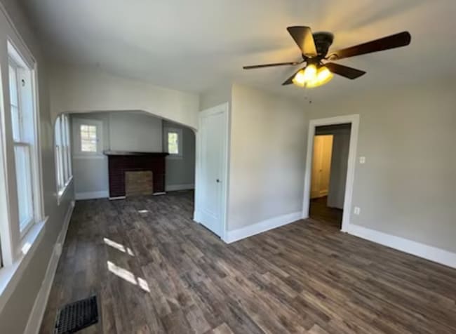 Building Photo - Lake Views! 1 Bedroom, 1 bath