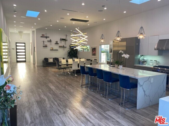 Foto del edificio - 1420 Stearns Dr