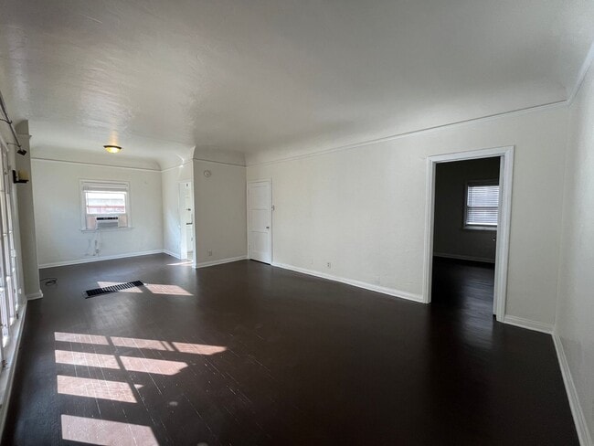 Building Photo - Lower level 1+1 w/in-unit laundry, assigned parking + water included!