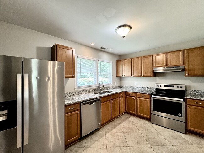 Foto del edificio - Great Neck Townhome Available NOW! Neutral...
