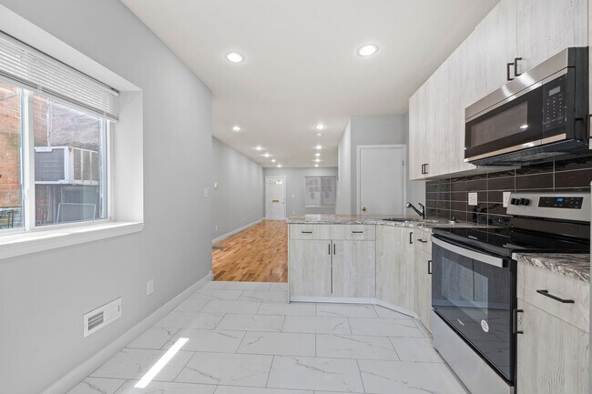 Building Photo - ??? NEWLY RENOVATED 3 BEDROOMS & 2.5 BATHS...
