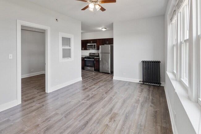 Building Photo - 1608 W Sherwin Ave