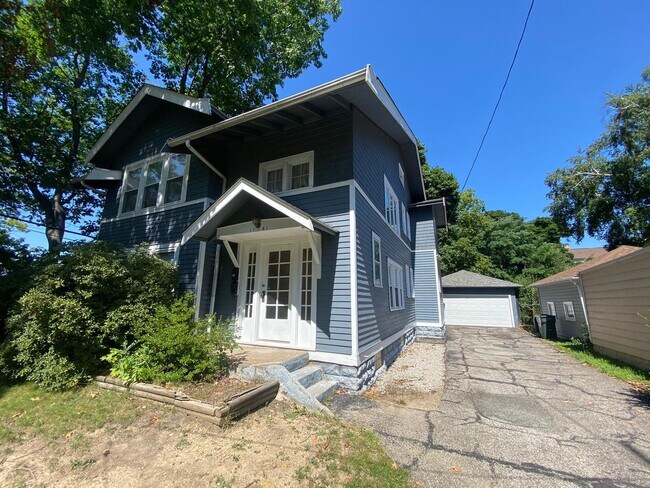 Building Photo - 1741 Middlehurst Rd