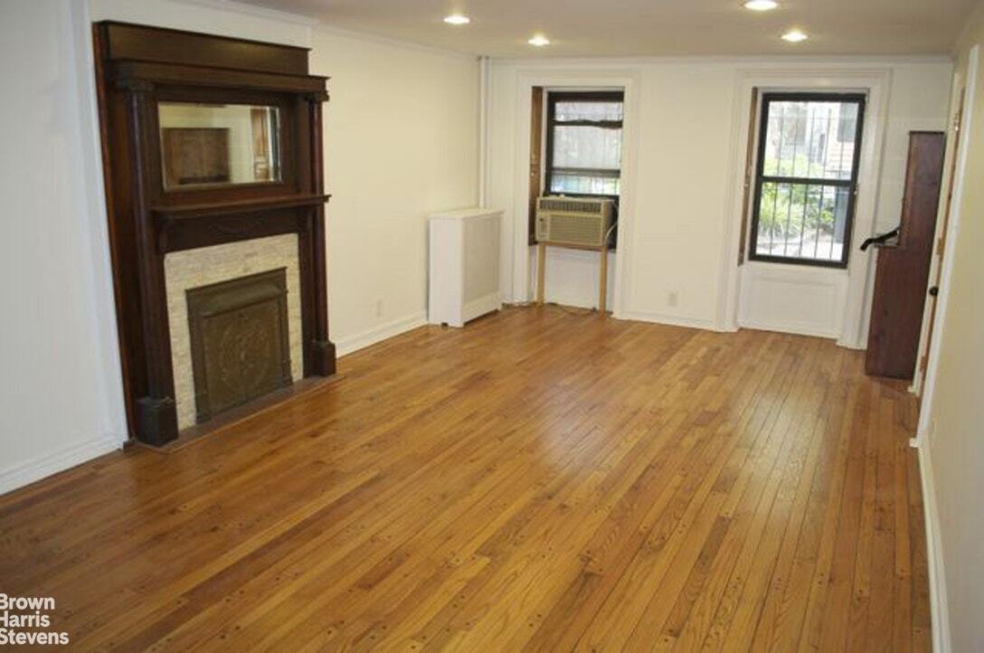 Building Photo - Spacious 1 BR Brownstone Garden Apt.