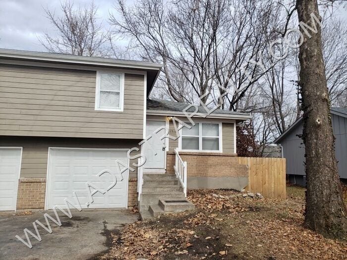 Primary Photo - Very Nice 3 Bedroom/1 Bath Duplex in Olath...