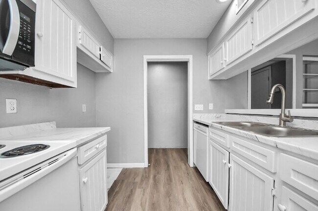 Foto del edificio - No Carpet. Private Yard. Extra Storage. What More Could You Ask For?