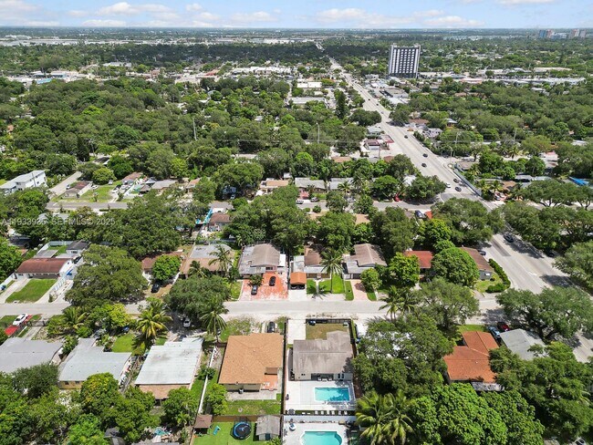 Foto del edificio - 560 NE 161st St