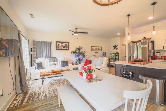Foto del edificio - Newer Build House for Rent, Available Sept...
