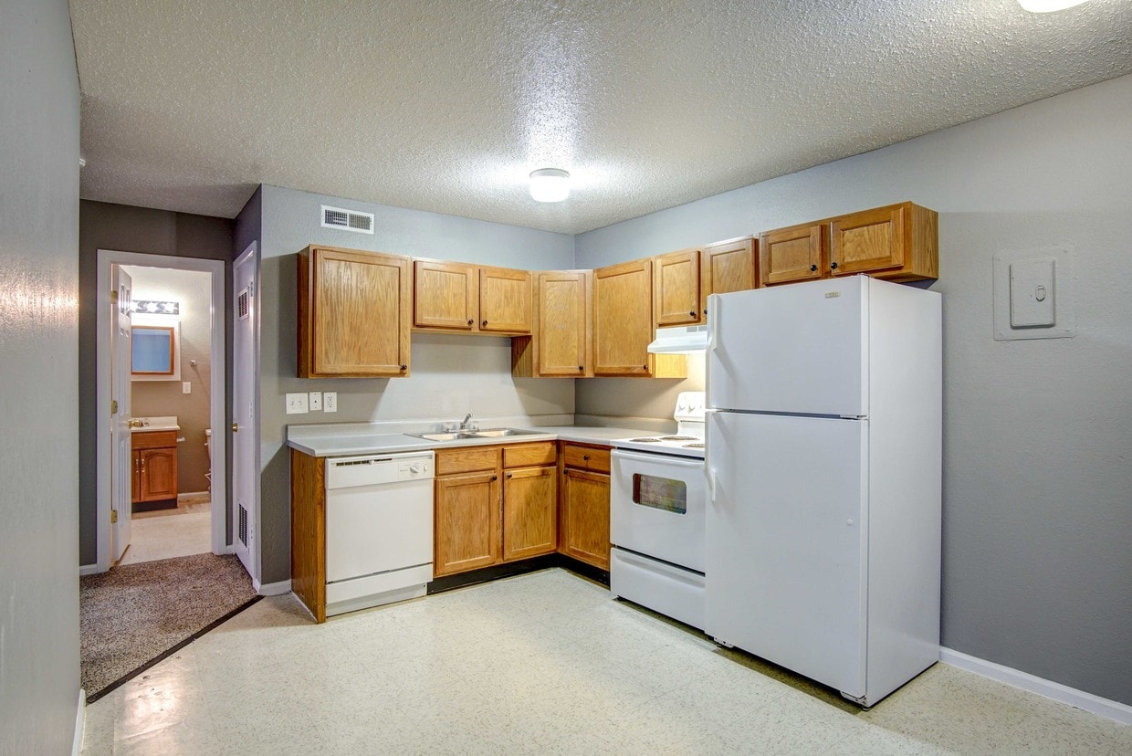 Fountain Oaks 26102614 E Fountain Blvd Colorado Springs, CO