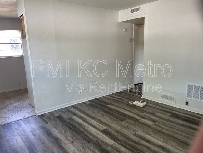 Building Photo - 103 E Sunrise Dr