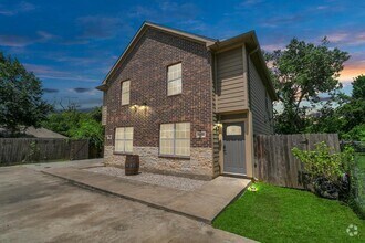 Building Photo - 10022 Raymondville Rd