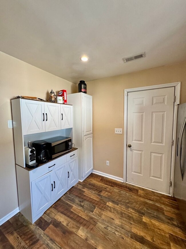 Building Photo - 3 bed/2 bath home on large corner lot