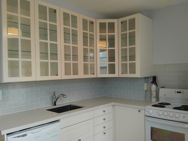 Building Photo - Stunning, huge, sun soaked two story loft apt in Hillcrest / Wychwood ((Dupont & Christie))