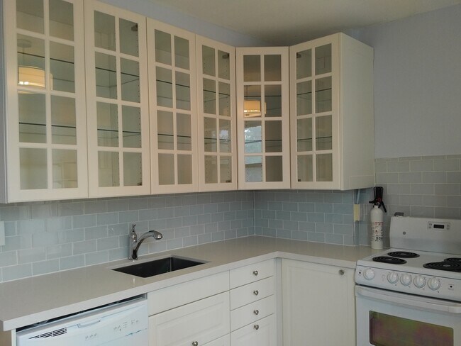 Photo du bâtiment - Stunning, huge, sun soaked two story loft apt in Hillcrest / Wychwood ((Dupont & Christie))