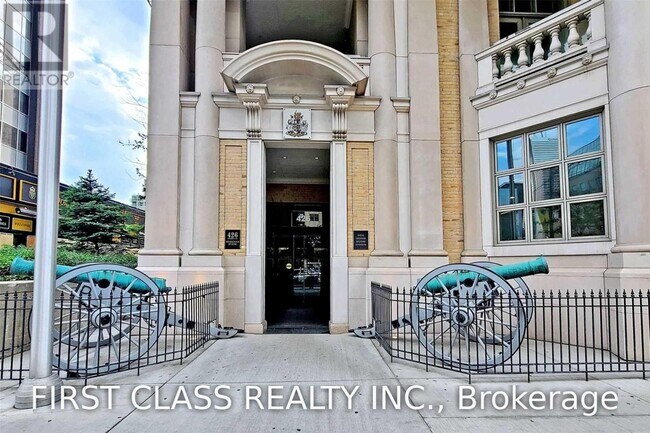 Building Photo - 426 University Ave