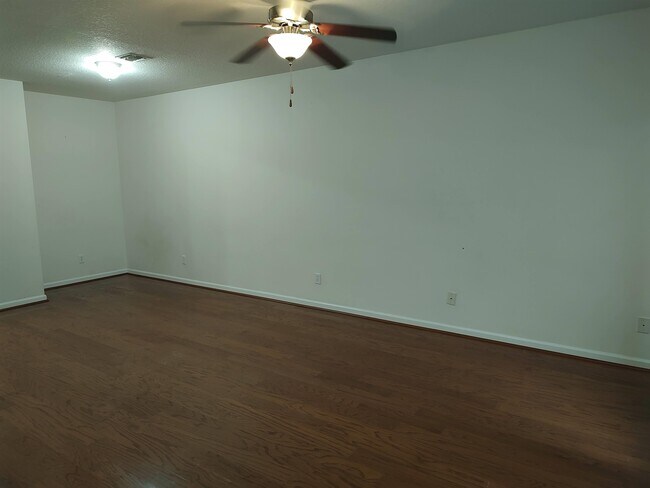 Foto del edificio - 4256 Four Oaks Blvd
