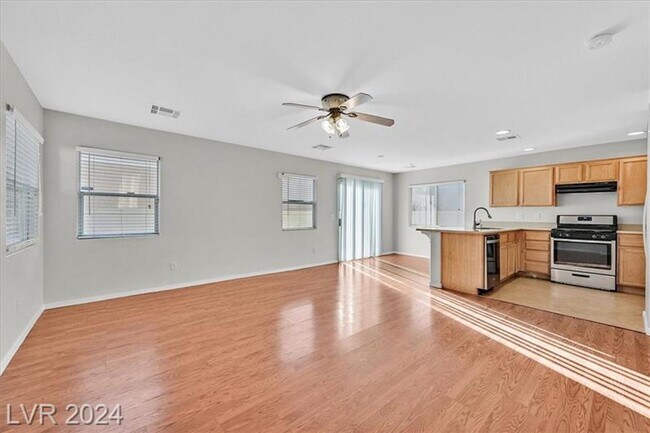 Building Photo - 3 bedroom, 2 story home in Great Location