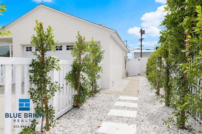 Foto del edificio - 8759 Snowden Ave