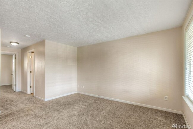 Building Photo - Beautifully remodeled south-facing unit, a...