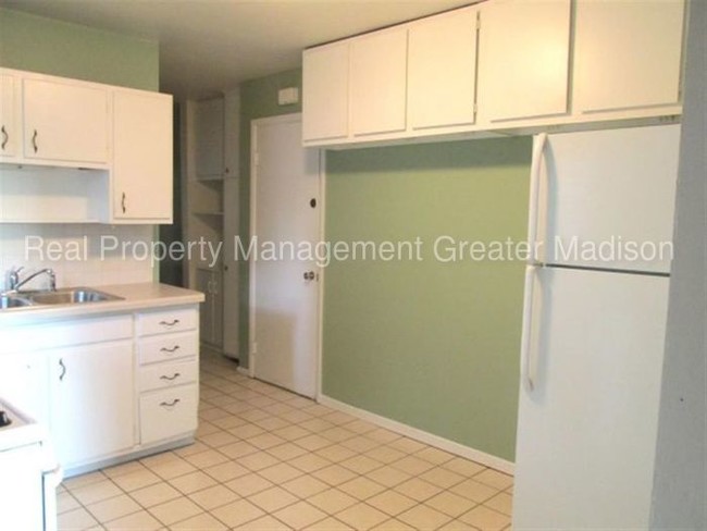 Building Photo - Cozy 2 Bedroom Duplex