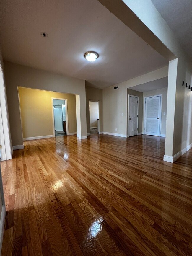 Foto del edificio - Sept 1 2025!  Huge BU South Campus 5 Bed/2...