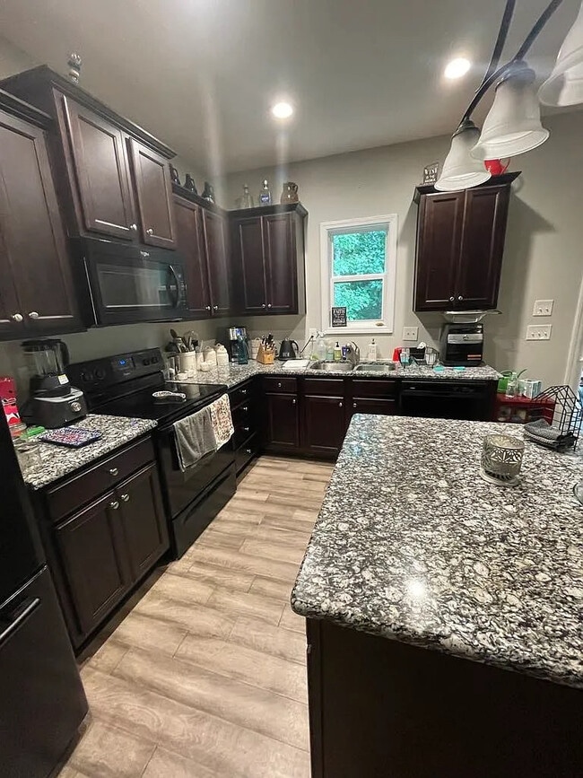 Foto del edificio - Room in House on E Webber Ln