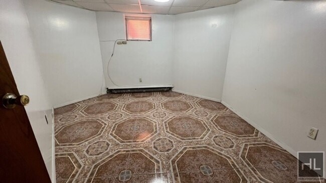 Foto del edificio - LARGE 1 BEDROOM  BASEMENT WITH WINDOWS  EA...