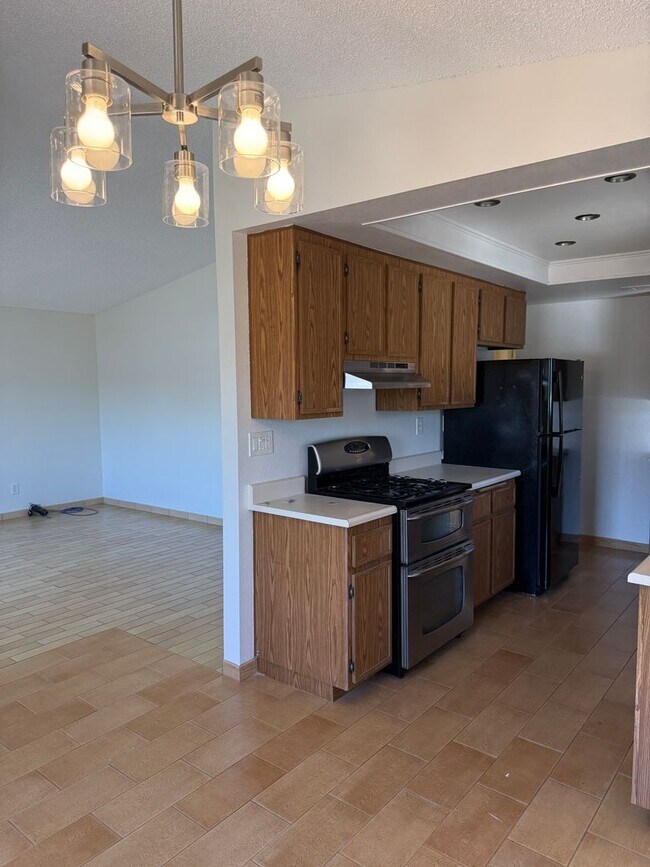 Foto del edificio - Charming 2-Bed, 2-Bath Duplex with Gardener's Backyard!