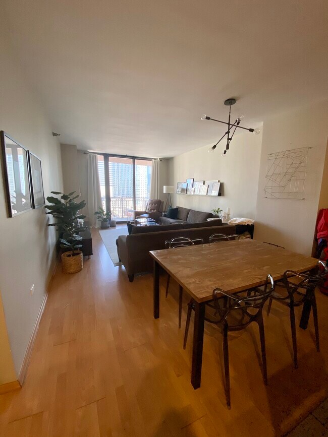 Foto del edificio - 330 N Jefferson St