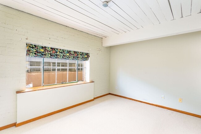 Building Photo - Stunning 2 Bedroom 2 Bathroom Condo in the...