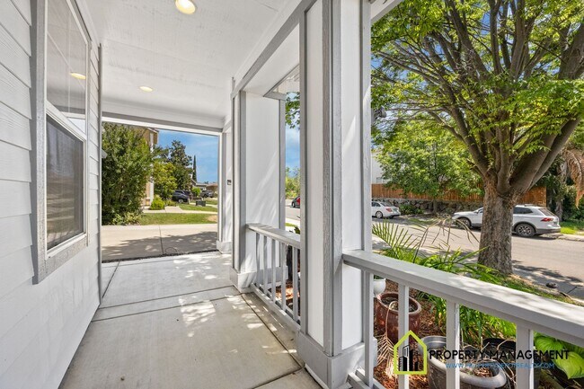 Building Photo - Spacious 4 Bedroom, 3 Bathroom Residence i...