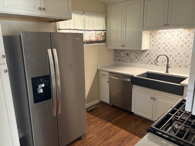 Building Photo - 214 Sandalwood Dr