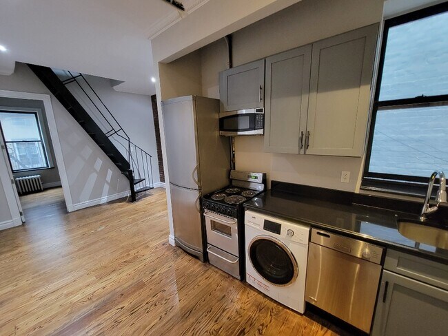 Foto del edificio - 221 E 23rd St