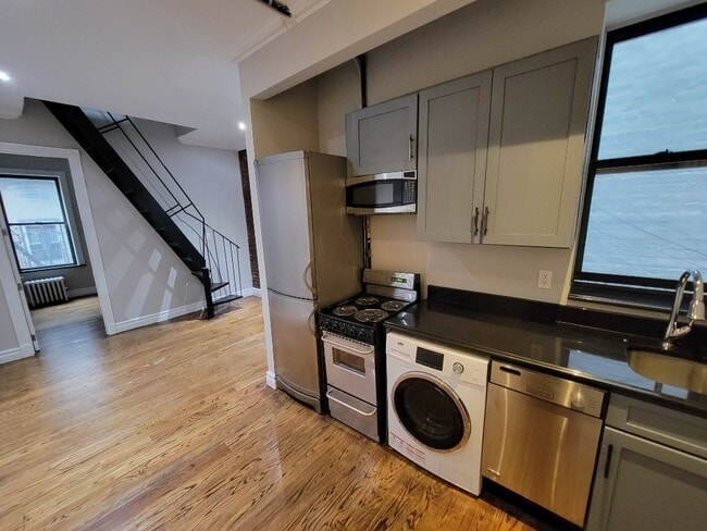 Building Photo - 221 E 23rd St