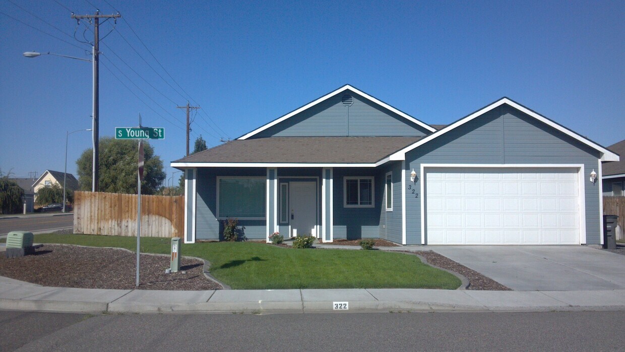 Primary Photo - 3 bed, 2 bath Single Level Home