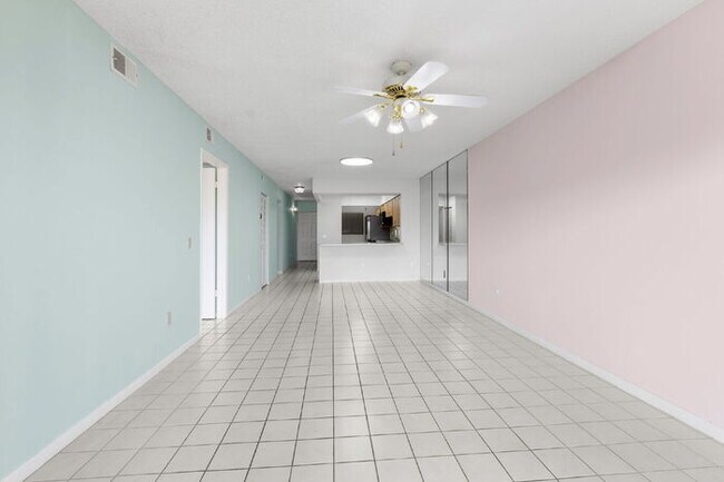 Building Photo - Condo For Rent on ST PETE BEACH!