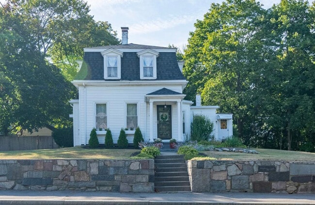 Building Photo - 1104 Pleasant St