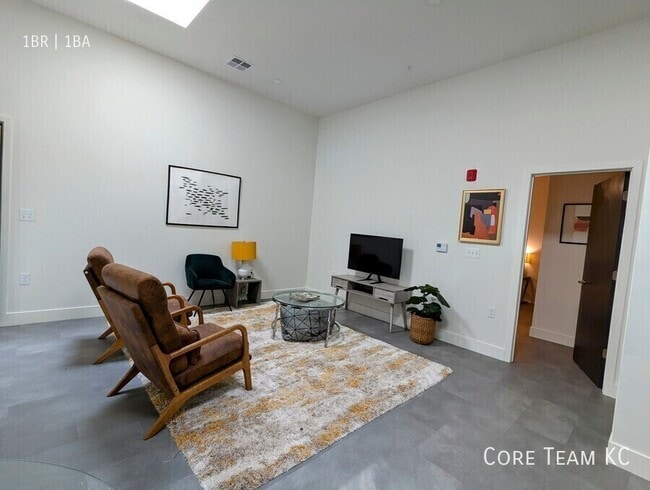 Building Photo - 3100 E Gillham Plaza