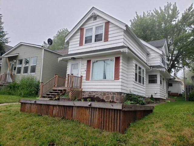 large gardening space in front - 913 E 8th St