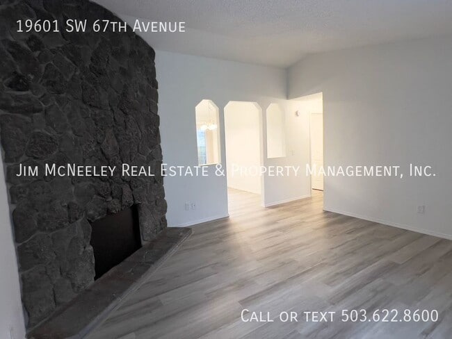 Building Photo - Remodeled 2 Bedroom Apartment With Fenced ...