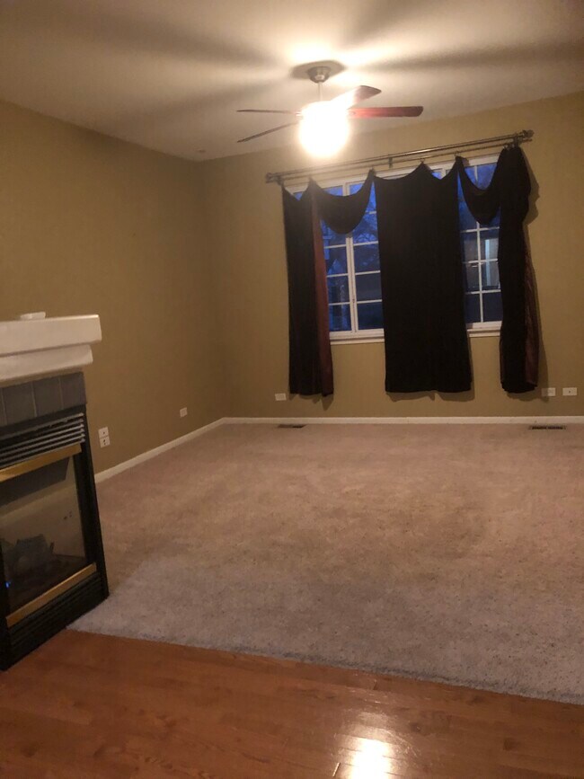 Foto del edificio - 617 Cary Woods Cir