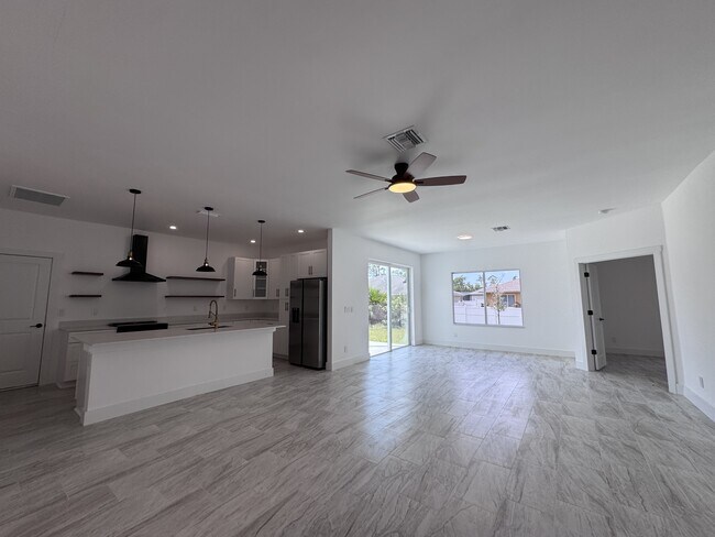 Building Photo - 1605 Nora Ln