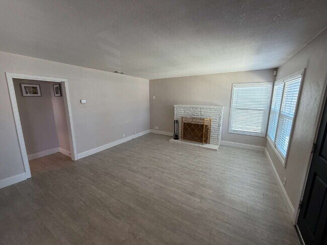 Foto del edificio - "Charming 3-Bedroom Oasis with Granite Elegance & Hardwood Warmth in Concord!"