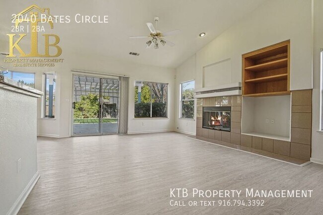 Building Photo - Great 2 bedroom with den & 3 car garage