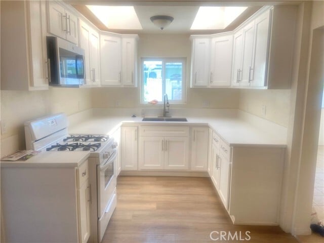 Building Photo - 215 N Holly Ave