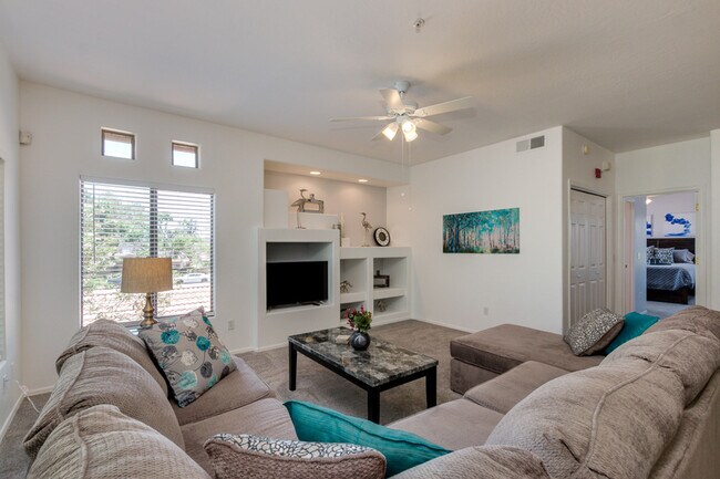 Foto del edificio - 1351 N Pleasant Dr