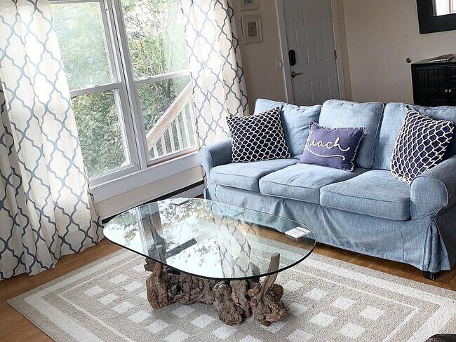 living room - 635 Thames St